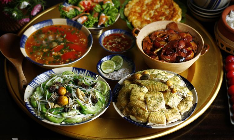 bua-com-ngay-tet-dai-khach-la-nhu-the-nao